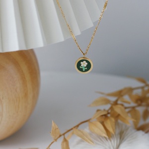 Collier personnalisé pour femme avec pendentif rond en acier inoxydable et fleur en émail vert, chaîne à maillons, idéal pour un anniversaire - Product Image 4