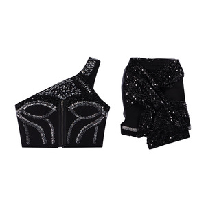 Traje de Actuación para Grupo de Chicas, Atuendo de Baile Kpop, Top Negro con Lentejuelas y Vestido Rojo a Cuadros - Product Image 3