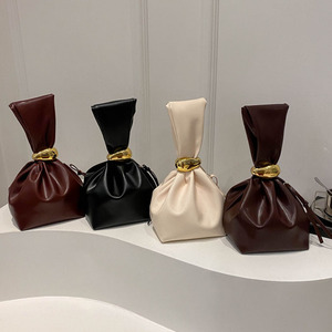 Borsa a Spalla da Donna a Secchiello Personalizzata 2025 Nuova Retrò con Cerniera e Pieghe, Piccola Borsa di Design alla Moda per Donna - Product Image 1