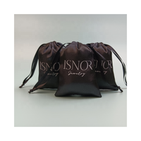 Sac de shopping en satin de soie doux avec cordon de serrage personnalisé avec logo imprimé à l'écran Pochette à bijoux colorée pour cosmétiques Cadeau Taille complète