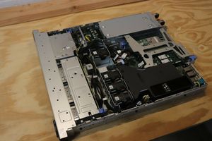 Serveur Rack PowerEdge R340 1U avec alimentations redondantes hot-plug en option, processeur Xeon 3,4 GHz et garantie de 3 ans - Product Image 3