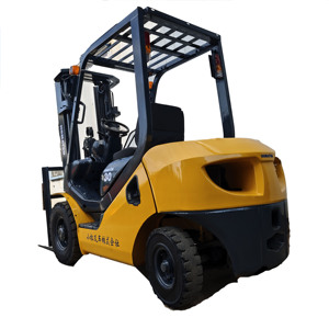 รถยกดีเซล Komatsu FD30 มือสองขายดี ปี 2023 พร้อมเบาะคนขับ รับน้ำหนัก 3 ตัน นำเข้าจากญี่ปุ่น ระบบขับเคลื่อนล้อหน้า - Product Image 1
