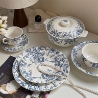 Service de vaisselle en céramique bleu vintage à motifs floraux en relief, assiettes décoratives, bols à soupe, tasses à café pour événements de mariage