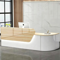 Comptoir de réception d'hôtel de luxe avec comptoir en bois clair et base blanche épurée