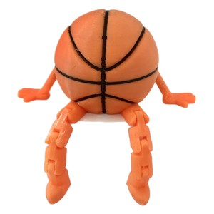 Venta al por mayor: Novedad - Adornos pequeños de baloncesto de plástico con postura única sentada en la cancha, juguetes novedosos y de broma. - Product Image 1