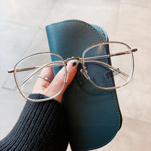 Gafas Rectangulares para Mujer Qianai, Lentes con Filtro de Luz Azul, Estilo Urbano Moderno, Tamaño Mediano - Product Image 5