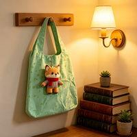 Sac à main en nylon OEM très populaire avec breloque personnalisée en peluche renard, sac à main portable en peluche renard habillé de style dessin animé