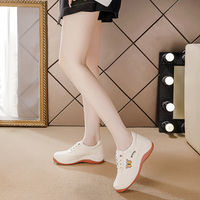 Chaussures blanches brodées papillon pour femmes, baskets décontractées antidérapantes à bout rond, confortables, légères, à semelle souple, pour la marche quotidienne