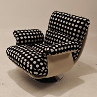 Fauteuil pivotant de loisirs en lin premium à pois, structure intérieure en bois courbé, base pivotante en acier inoxydable
