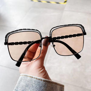 แว่นกันแดดทรงสี่เหลี่ยมสำหรับผู้หญิงทันสมัย กรอบทอง ขาแว่นแบบโซ่ ป้องกันรังสียูวี เลนส์ประเภท 3 AC - Product Image 4