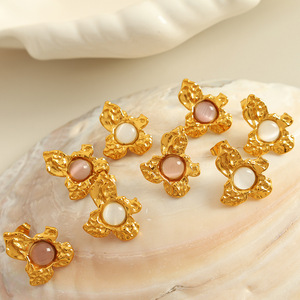 Pendientes con forma de flor en oro con incrustaciones de ojo de gato, joyería para fiestas EH653 - Product Image 1