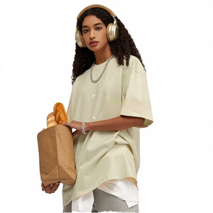 T-shirt Homme Oversize Personnalisé en Coton Biologique 42GSM, Coupe Ample Unie, Luxe, Épaules Tombantes, Brodé - Product Image 4