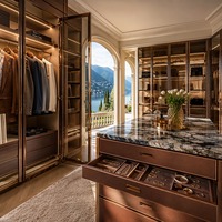 Dressing de luxe avec garniture en cuir pleine fleur, armoires vitrées et îlot en marbre Patagonia, inspiré du lac de Como en Italie