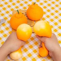Stressverlichtende speelgoedjes Creatieve fruitspeelgoedjes Langzaam terugverende stressverminderende simulatie Oranje knijp- en muziek-speelgoedjes