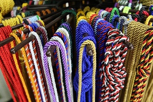 Vente en gros de <span class=keywords><strong>cordons</strong></span> d'honneur pour l'obtention d'un diplôme académique multicolore noir/rouge/blanc - Product Image 6