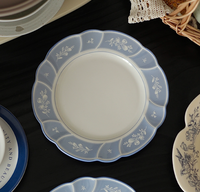 Ensemble d'assiettes à dîner en céramique imprimée de fleurs bleues vintage européenne ensemble d'assiettes à design de forme florale pour événement mariage