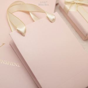 ออกแบบฟรี โลโก้สั่งทำ ถุงกระดาษสีดำด้าน สำหรับบรรจุภัณฑ์เสื้อผ้า ถุงของขวัญ ถุงช้อปปิ้ง ถุงกระดาษหรูหรา พร้อมหูหิ้วริบบิ้น - Product Image 3