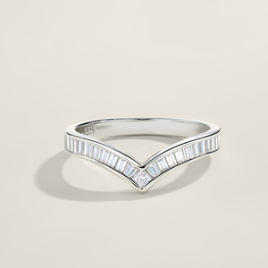 Anello a fascia impilabile a V in Argento Sterling 925 con Moissanite Taglio Baguette, per Matrimoni e Gioielli in Stile Minimalista - Product Image 3