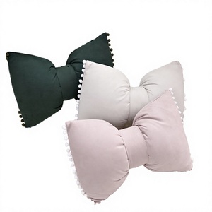 Housse de coussin réversible Amity avec nœud papillon et pompons, 100% polyester, pour la maison, le bureau et la voiture - Product Image 2
