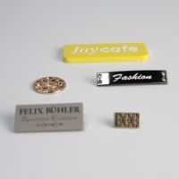 Insignias Metálicas Personalizadas de Alta Calidad, Logotipos Grabados en Aleación de Zinc para Ropa, Bolsas, Zapatos y Accesorios