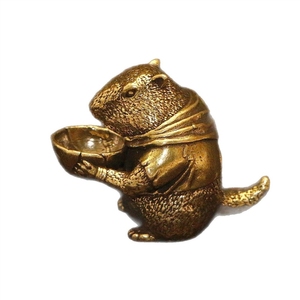 Estatua Moderna Artística de Marmota en Latón - Adorno Metálico para Escritorio y Regalo Coleccionable, con Detalles en Letterpress - Product Image 5