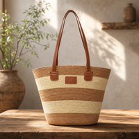 Sac de plage en paille tressée rayé pour femme, sac fourre-tout d'été fait main avec poignées en cuir, sac à bandoulière tendance pour les vacances.