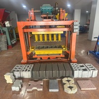 Machine à fabriquer des briques en béton à emboîtement mécanique DX QT4-40 avec moteur à pompe à engrenages, faible coût, facile à utiliser