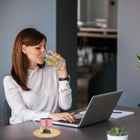 Bouteille d'eau en verre borosilicate Rayko avec infuseur à thé, design minimaliste, certifiée LFGB pour la maison et le bureau