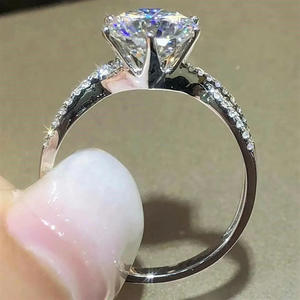 Anello di Fidanzamento Q654 per Donna in Oro Bianco con Diamante Taglio Brillante Rotondo Colore G Naturale e Pietre Laterali - Product Image 6