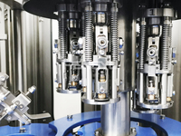 Machine de remplissage de bouteilles PET 3-en-1 (rinçage, remplissage, bouchage) certifiée CE, personnalisable et spécialisée, 4000 BPH, pour usine d'eau potable