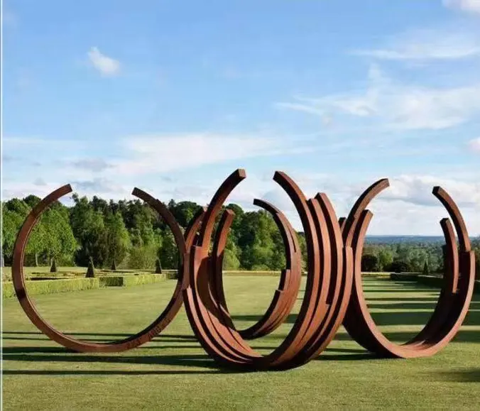 Grand anneau de jardin contemporain en acier, forgé à la main, Sculpture en métal, Art moderne