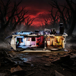 Funbuild MOC-250117 Set de Bloques de Construcción Retro Misterioso de <span class=keywords><strong>Casa</strong></span> Móvil Cubierta por Vegetación, Modelo de <span class=keywords><strong>Casa</strong></span> Deteriorada con Paneles Dañados - Product Image 1