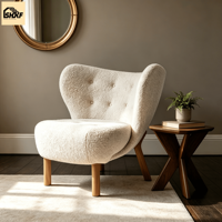 Fauteuil de détente sur mesure en tissu Sherpa, design à dossier haut, assise capitonnée, pieds en bois de frêne, pour la décoration de la salle de séjour d'hôtel