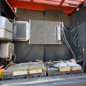 Excavadora de cadenas Hitachi ZX240LC de 24 toneladas con motor Isuzu y bomba de engranajes - Modelo 2024 listo para instalación de pilotes en granjas solares y postes de cercas - Product Image 4