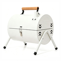 Barbecue compact portable de table au charbon de bois avec poignée en bois et cheminée d'aération pour le camping et les pique-niques en plein air