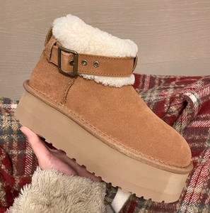 รองเท้าบูทหิมะ UGG แบบหนาพิเศษ พร้อมซับในเพิ่มความอบอุ่นและความสบาย  ตกแต่งด้วยโลหะและขนแกะ  สำหรับผู้หญิง  แบบสั้น  บุด้วยผ้าฝ้าย - Product Image 2