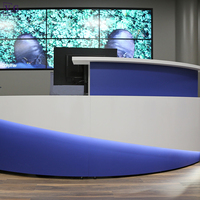Comptoir d'accueil moderne en pierre de surface solide, blanc et bleu, de forme incurvée, pour bureaux, hôtels et salons