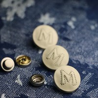 Kancing Pakaian Berkualitas Tinggi, Huruf Putih, Custom, Paduan Seng, Bentuk Hati Persegi, Flatback, Ramah Lingkungan, Lapis Elektroplating