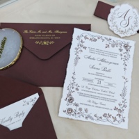 Invitations de mariage vintage marron à motifs floraux, enveloppe doublée florale, étiquette personnalisée avec monogramme, carte d'invitation rustique pour jardin d'automne avec bord festonné