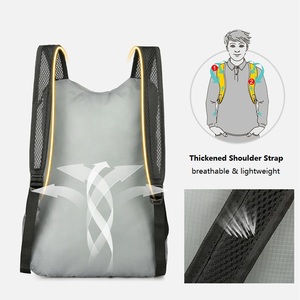 Sac à dos ultraléger pliable pour la randonnée, résistant à l'eau, se plie en pochette avec mousqueton pour les voyages et le camping - Product Image 3