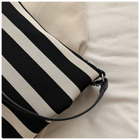 Sac à bandoulière léger et tendance à rayures pour femme, avec fermeture éclair, multi-positions, sac bandoulière pour femme, idéal pour les sorties du week-end