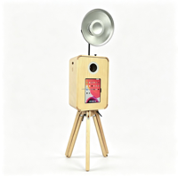 Trépied photo vintage en chêne clair, meuble pour iPad, smartphone, appareil photo et imprimante, idéal pour événements et mariages (à louer)