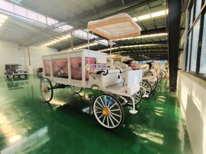 Carruaje de caballos funerario eléctrico blanco adornado Transporte especial a la venta Coche fúnebre tirado por caballos - Product Image 2