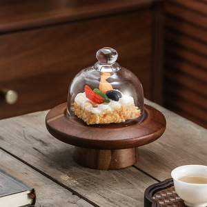 صحن كيك صغير بأرجل عالية من خشب السنط ، حامل عرض على شكل قبة من الزجاج الصديقي للفندق ، مطعم متجر الحلوى