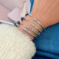 Bracelet manchette ouvert de luxe pour femme en laiton plaqué or, micro-pavé de zircons CZ, avec extrémité baguette et zircon coloré, bijoux en gros