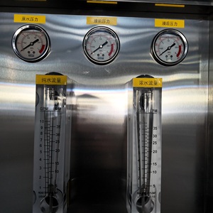 Équipement RO à trois réservoirs de 1000 LPH personnalisé pour le traitement de l'eau brute, équipé d'un <span class=keywords><strong>adoucisseur</strong></span> à résine échangeuse d'ions - Product Image 6