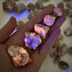 Cristales Naturales Ecológicos CrystalHola al por Mayor, Calcita Púrpura en Bruto, Efecto Llama Fluorescente, Espécimen Mineral Único - Product Image 3