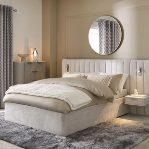 Marco de Cama Tapizado <span class=keywords><strong>en</strong></span> Tela de Ostra con Acabado Cepillado, Estilo <span class=keywords><strong>Mayfair</strong></span>, con Luces Nocturnas y Mesitas de Noche - Product Image 1