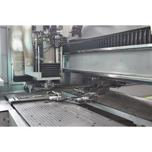 Machine de fraisage/perçage/chanfreinage de panneaux en nid d'abeille en aluminium à 4 axes avec servomoteur JUNDE 9KW pour la fabrication de fenêtres et de portes - Product Image 5