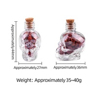 Vente en gros de copeaux de cristaux naturels de guérison dans une mini bouteille en verre en forme de crâne, pierre de Reiki, ornement cadeau gothique d'Halloween